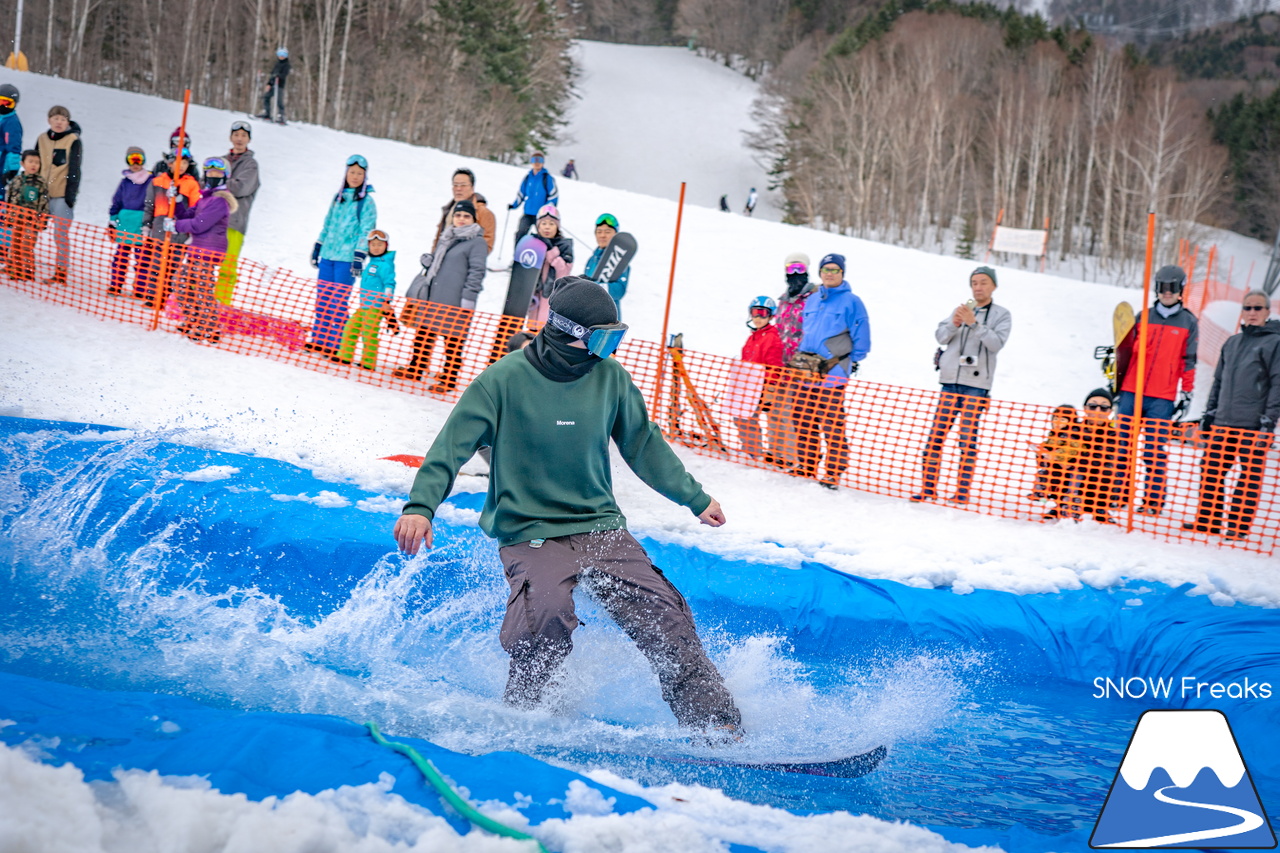 富良野スキー場｜季節は、まだ冬？それとも…？小雪が舞い、たくさんの雪が残る富良野スキー場で、春の恒例イベント『春スキー池渡り大会』開催(^^)/